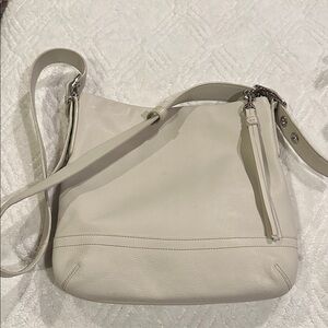 Coach pebbles leather bag in off white model 1415 excellent condition!!